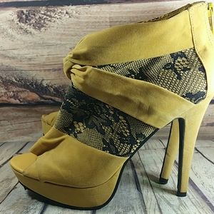 Wild Rose Mustard Pomp with Black Lace Sz 10